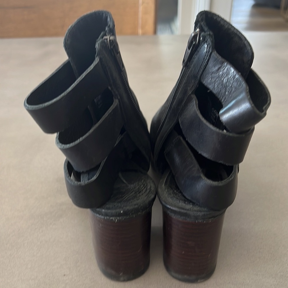 Gently worn someone’s Sorel zip up shoes in size 8 - Picture 4 of 7